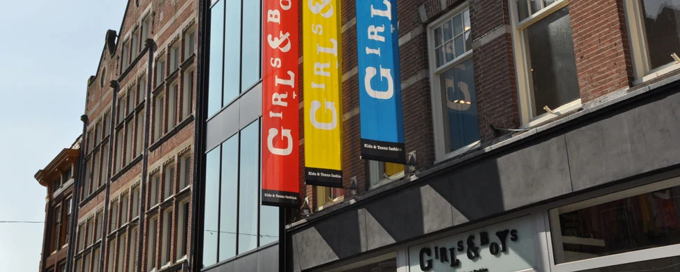 Het originele Girls & Boys-pand met kleurrijke vlaggen in Alkmaar